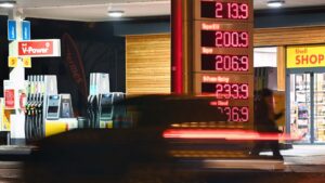 US central bank predicts inflation rise from Iran war as oil prices surge again