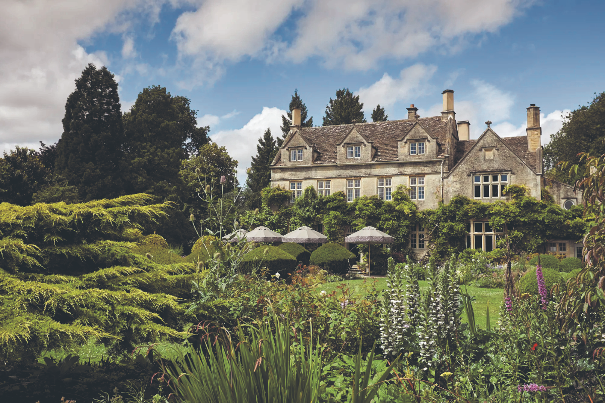 Breaking news update with an empty title and article content, image context or subject not specified