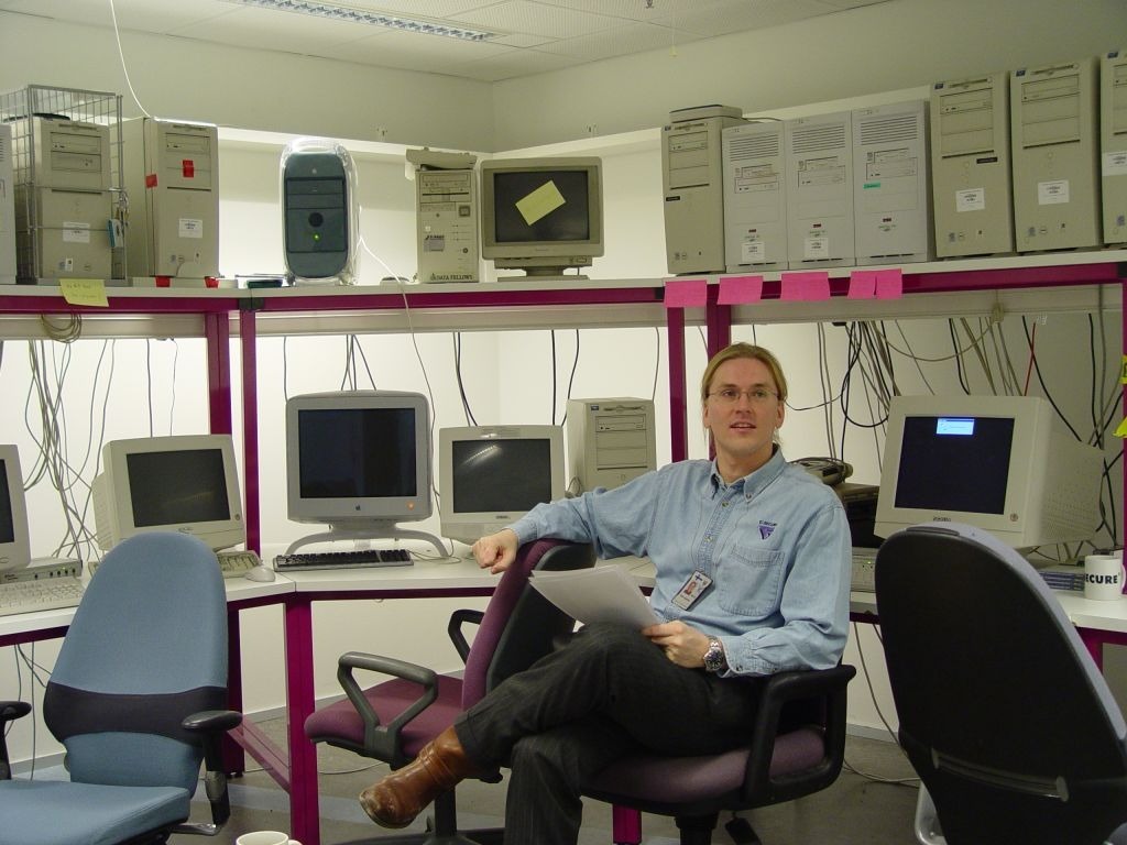 a younger Mikko Hypp&ouml;nen surrounded by computers.